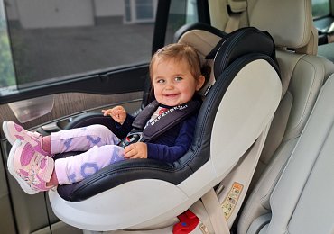 Tříleté dítě lze přepravovat v autě i bez sedačky. Beztrestně