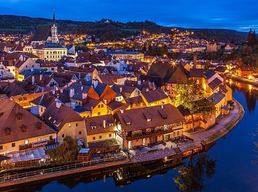 Vánoční čas na jihu Čech rozzáří množství světýlek. Sváteční atmosféra oživí Zoo v Hluboké nad Vltavou i Český Krumlov