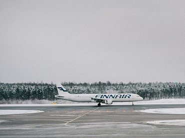 Finnair představuje první renovované letadlo Embraer se zmodernizovanou kabinou